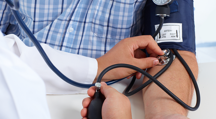 Pozvati kardiologa kod kuće da liječi hipertenziju kod starije osobe